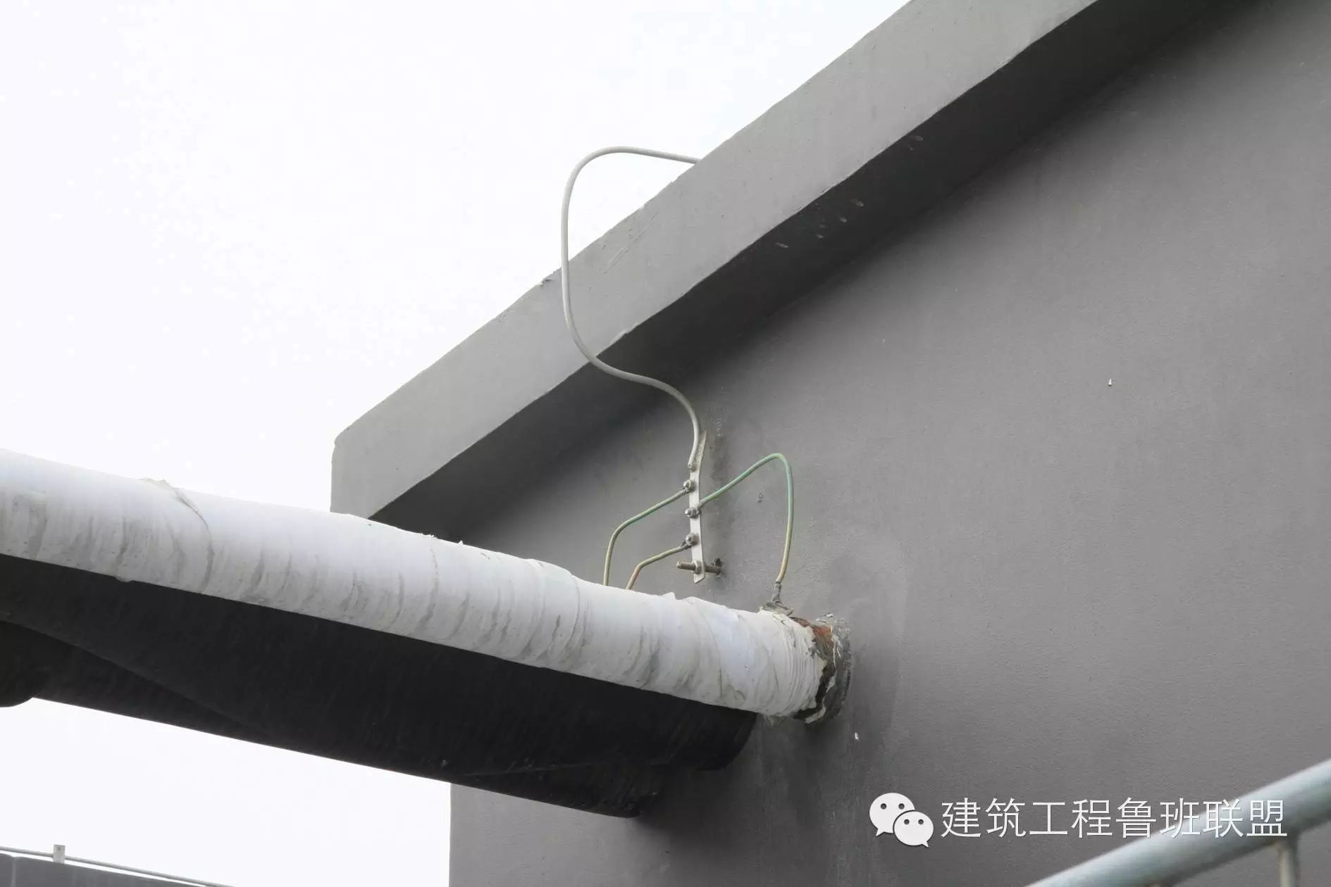 规范做法: 风机配管及接地做法规范 风机设备接地连接美观可靠 典型
