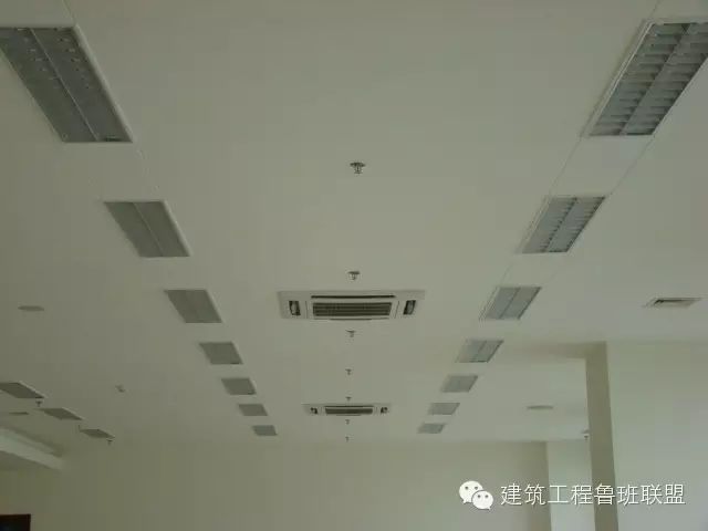 顶棚灯具,风口,喷淋头同线