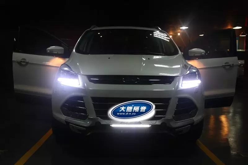 引擎盖是您爱车的脸面。长期经受发动机仓热量高温烘烤的引擎盖容易过早老化掉色,与车身呈现不一样的颜色。 我们先使用蓝金刚强化引擎盖钣金,降低引擎盖与发动机之间的共鸣噪声; 再使用引擎盖隔热膜吸收发动机噪声,使车内发动机噪音更加细腻柔顺。同时,引擎盖隔热膜对热量还具有超强的阻隔作用,在引擎盖下使用它还有保护引擎盖面漆的作用,让引擎盖漆面保持光亮如新!