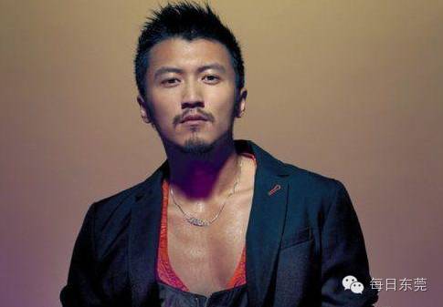 #每日热爆#  谢霆锋重拾吉他摇滚开唱《活着viva》嗨爆全...