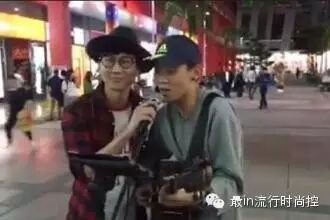 街头艺人演唱在《江南》,没想到林俊杰竟然出现了...