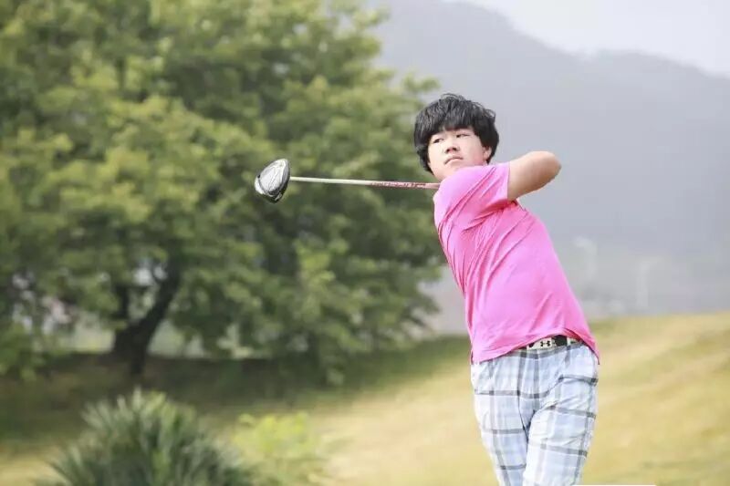 单玮74杆收杆 <wbr>暂居青岛业余公开赛第一轮首位