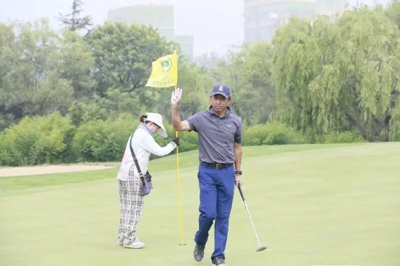 单玮74杆收杆 <wbr>暂居青岛业余公开赛第一轮首位