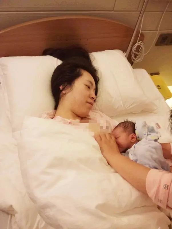 回到医疗客房后,24小时专职母婴照护师指导胡依为宝宝进行母乳喂养.