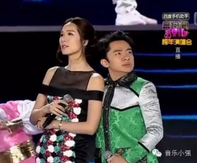 王祖蓝和漂亮妻子恩爱合唱《铁血丹心》,人家老婆真漂亮!