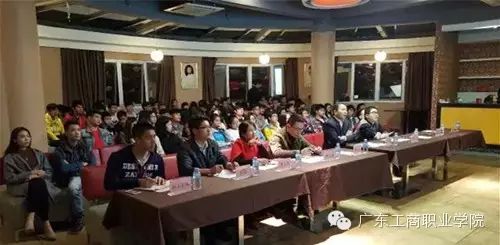 大学生创业项目报告 大学生创业孵化中心管理委员会召开年度总结大会