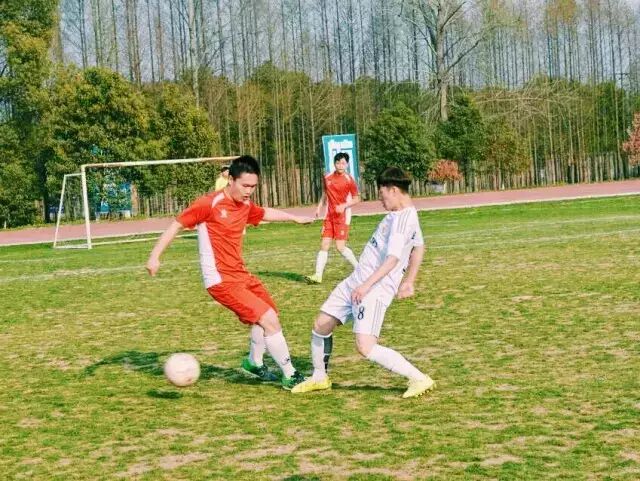 绿茵场上的红色“闪电”