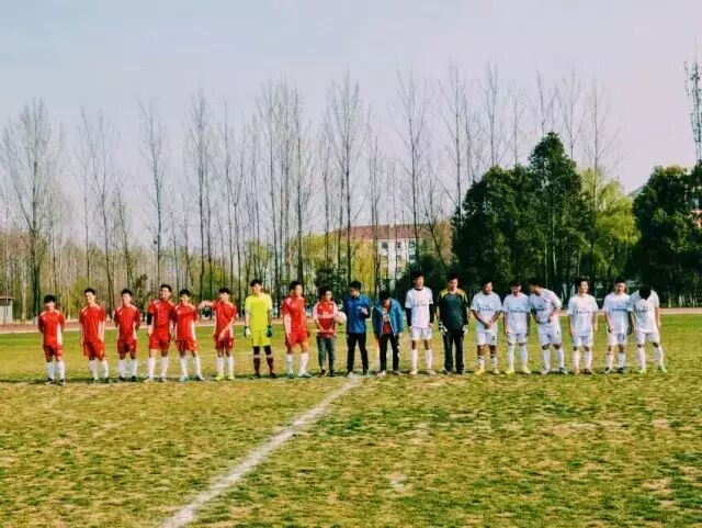 绿茵场上的红色“闪电”