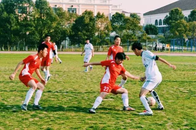 绿茵场上的红色“闪电”