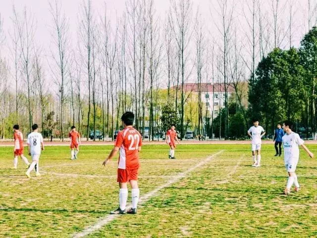 绿茵场上的红色“闪电”