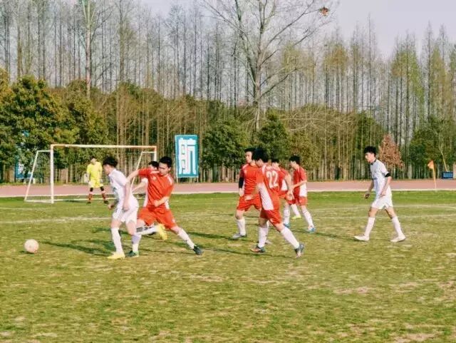 绿茵场上的红色“闪电”