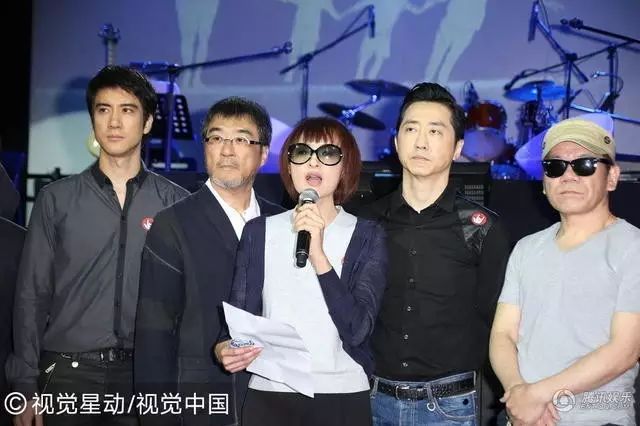 音乐人刘天健追思会举行 王力宏携孕妻现身追悼