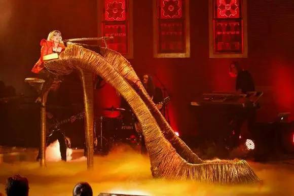 那些年Lady Gaga用过的奇葩钢琴,颠覆你的世界观!