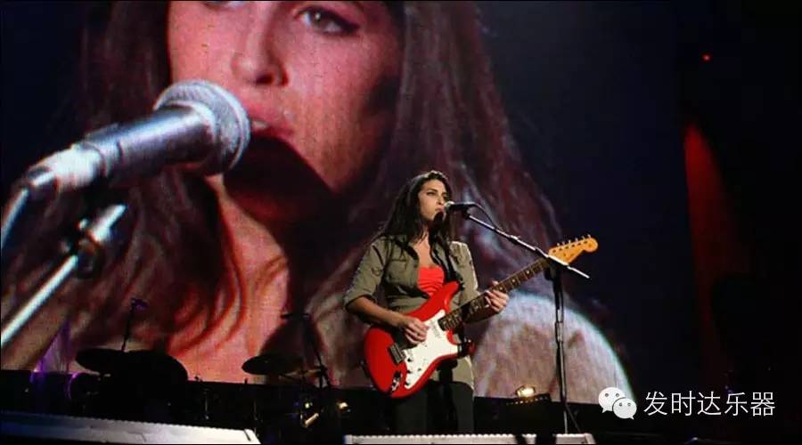 Amy Winehouse为Fender Stratocaster点赞