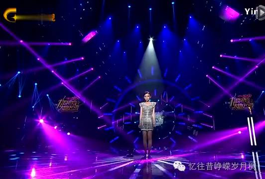 美女脱鞋演唱腾格尔神曲《天堂》震撼全场...