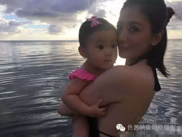 贾静雯与女儿同游塞班岛,爆比基尼美照