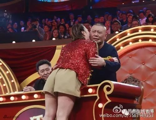 《喜剧狂》女选手献吻郭德纲 求嫁郭麒麟