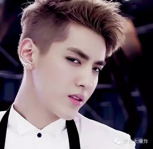 吴亦凡与吸血鬼妹纸忙自拍,冯绍峰耍帅遭警察逼问,今年...