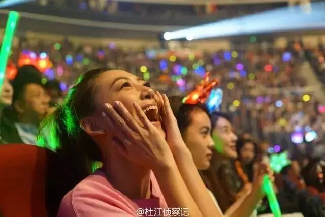 陈小春炫酷开唱,抢镜的却不是台下的应采儿,而是旁边那...