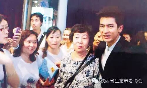 【老年时尚】72岁“潮奶”两年三赴泰国追星