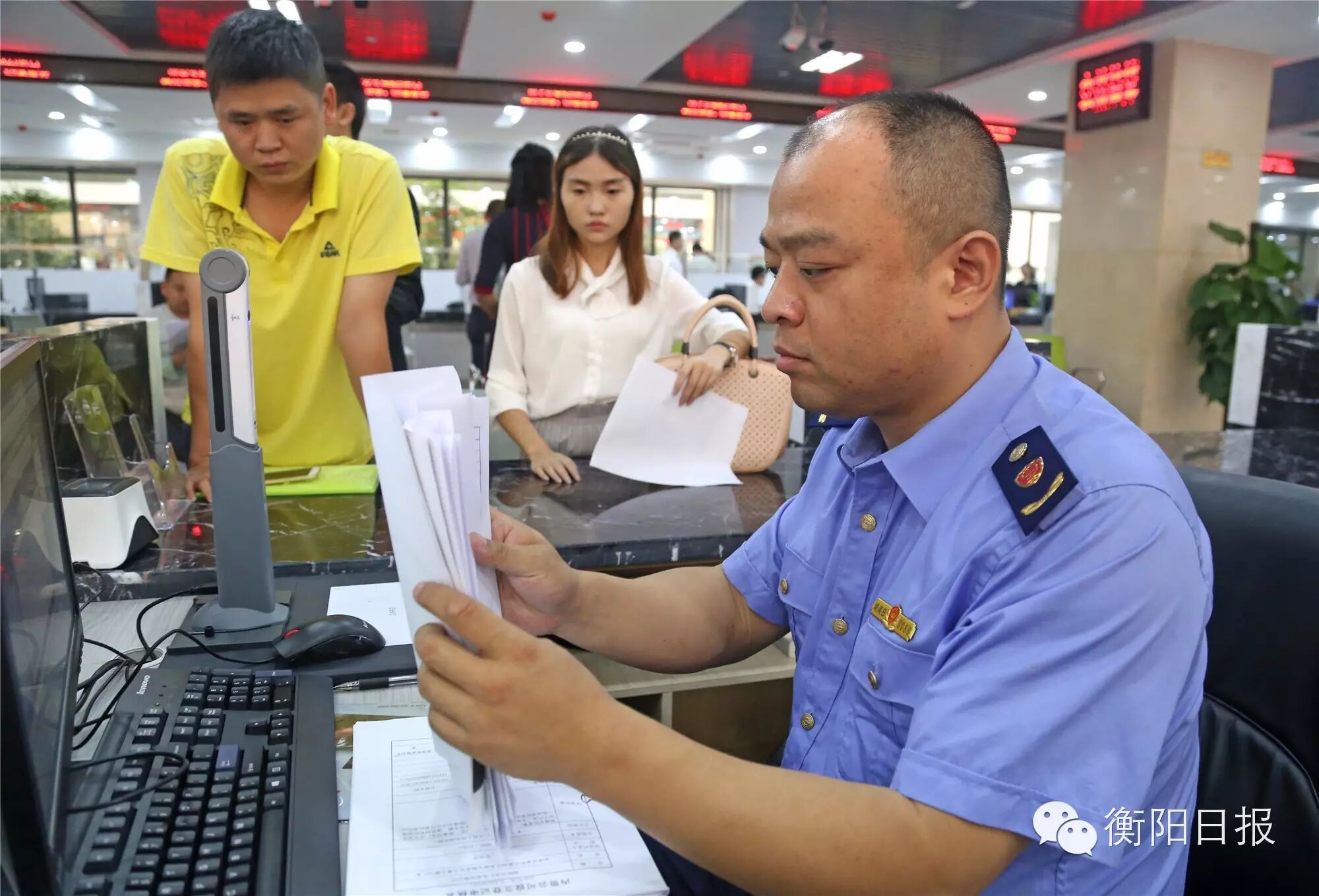 工作人员核对资料