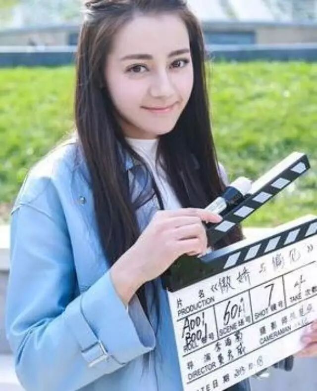 迪丽热巴出演凤九,私下穿着俏皮气质谁人能比?