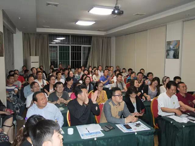 學(xué)員們聚精會(huì)神的聽講