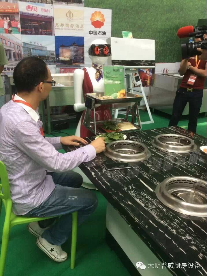 客戶體驗機器人送餐