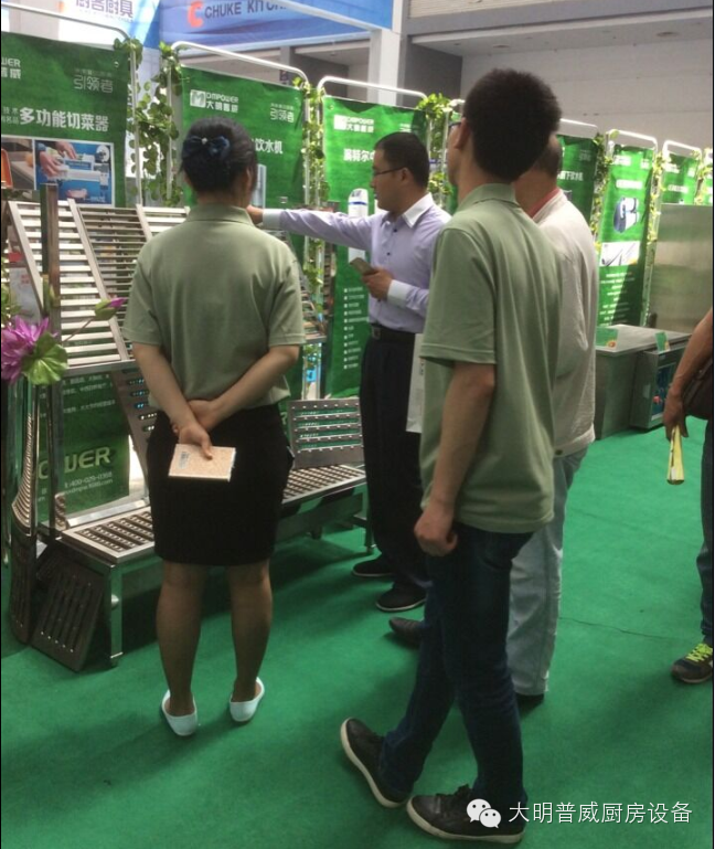 工作人員講解地漏設備