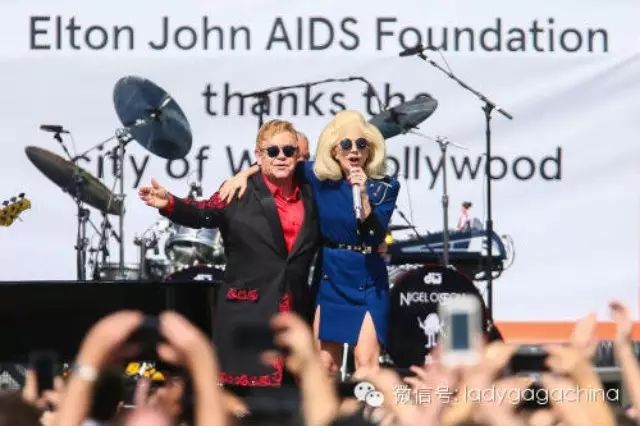 Lady Gaga惊喜现身Elton John洛杉矶街头演唱会并合唱