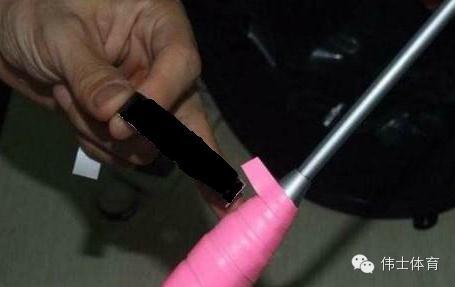 图解如何缠羽毛球球拍手胶