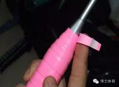 图解如何缠羽毛球球拍手胶