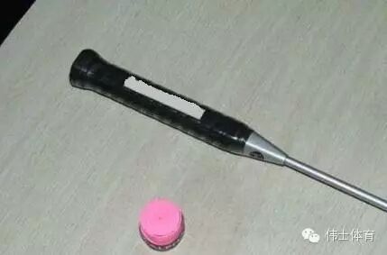 图解如何缠羽毛球球拍手胶