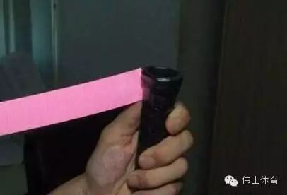 图解如何缠羽毛球球拍手胶