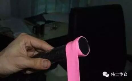 图解如何缠羽毛球球拍手胶