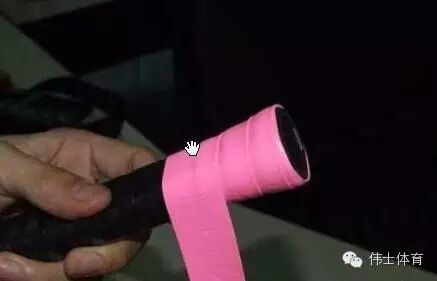 图解如何缠羽毛球球拍手胶
