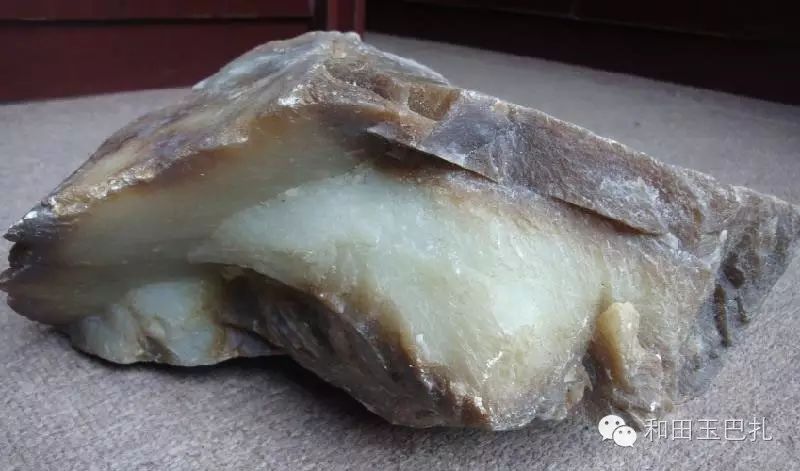 山料的特征和田玉原料,一般分为山料,山流水和籽料三类,山料即采自于