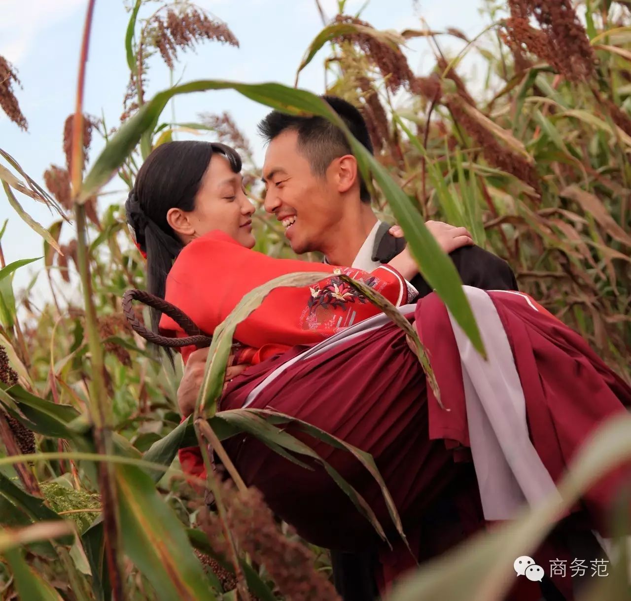 朱亚文虽没有帅到让人看一眼就爱上的颜值,但在《红高粱》里,他狼一样