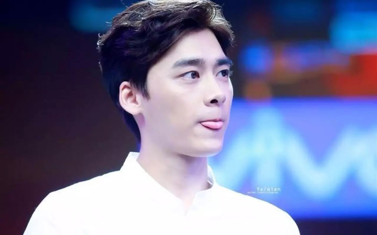 “李易峰”开兰博基尼撞桥墩?