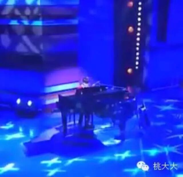 ► 11岁男孩唱了李健的《贝加尔湖畔》,27秒开始惊艳全...