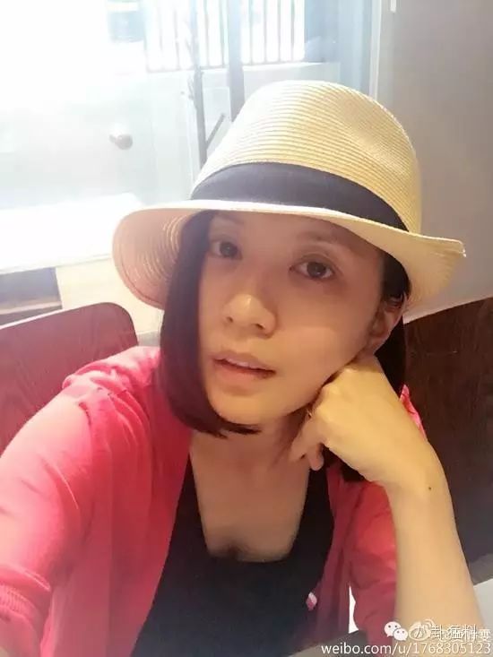 贾静雯接女儿素颜自拍 小露乳沟展熟女味