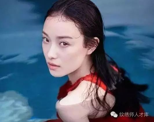 倪妮晒水中湿身照,完美演绎半永久眉眼唇的魅力