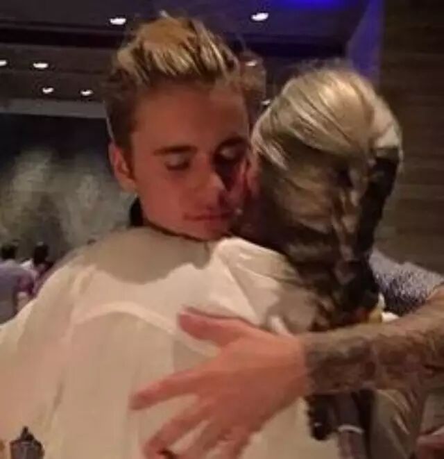 明星  贾斯汀·比伯公开与新女友海莉激情热吻照片