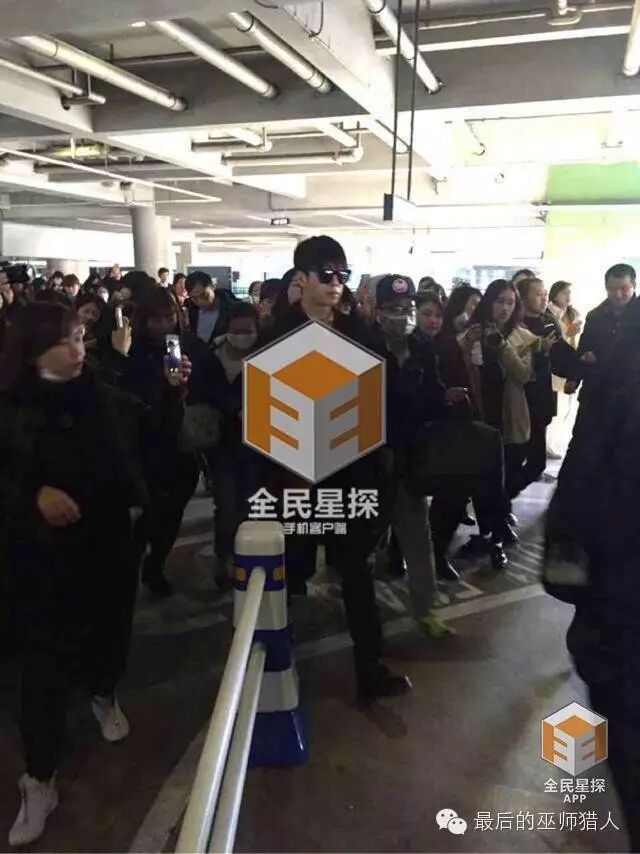 ​ 井柏然抵沪遭粉丝围堵