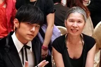 周杰伦的“理财生意经”:听妈妈的话谨慎投资