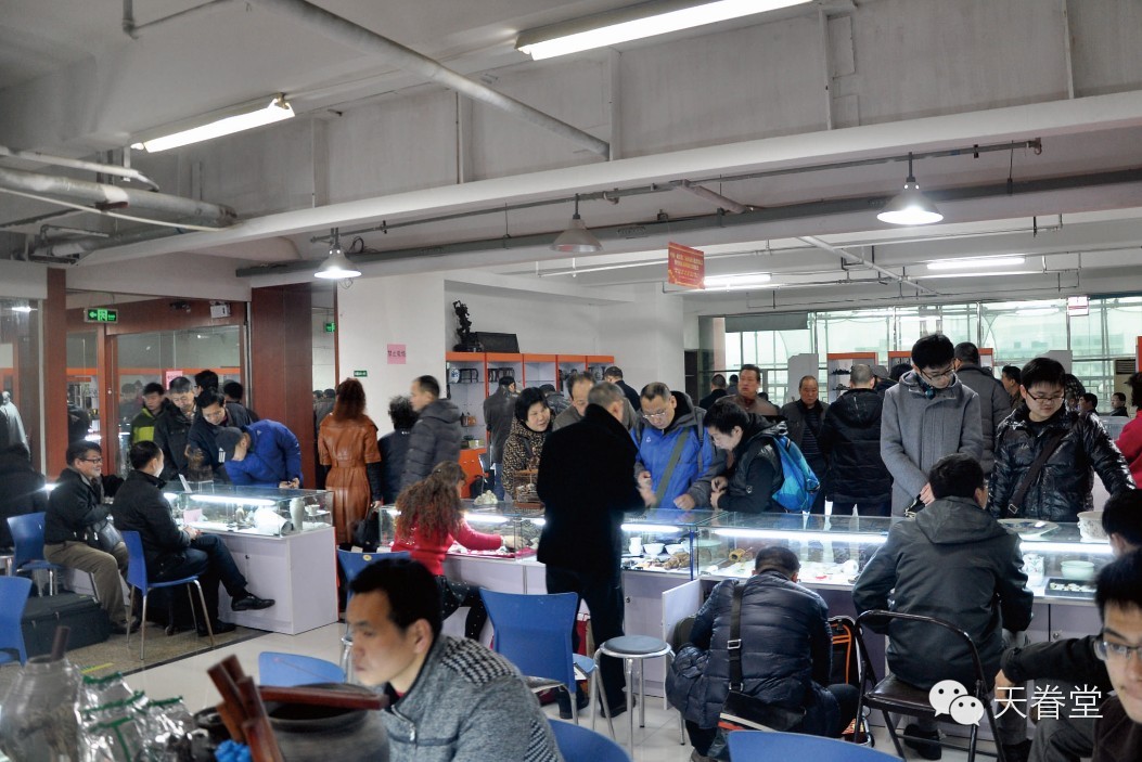 春天来了,古玩市场又是该新一轮的交流会潮了。。。 先特别推荐国内两大玩家喜爱的著名古玩交流会: 山西张兰第十五届春季古玩交流会 将于2015-5-1至2015-5-3举行。 辽宁锦州第十届春季古玩交流会 将于2015.5.1618日在锦州古玩城举行。 2015年上半年各地古玩交流会目录(后附详细介绍): 1.