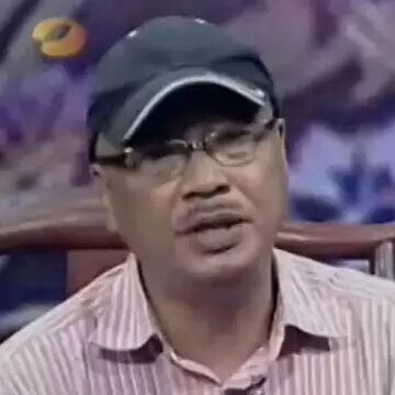 他曾经是周星驰的最佳拍档,他也是周润发的同班同学,他...