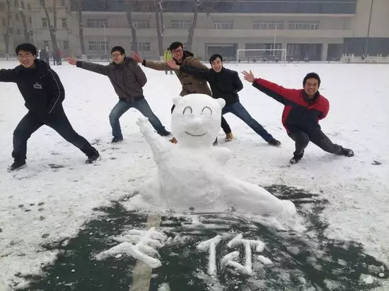 笑死我了，谁把雪人堆得这么逗？