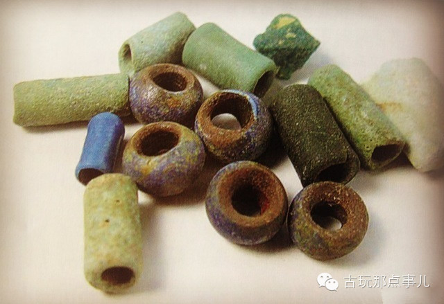 对于古代甚至现代社会,珠子的重要性超出了它美丽讨巧的外表留给我们的印象。它自数万年前的旧石器时代起一直伴随我们至今,与信仰、宗教、权利和财富息息相关。 各式各样的珠子除了作为装饰品之外,只要我们留心观察就会发现每个小小的物件中所蕴涵的惊人美貌,由此,专业玩家会随身配备具有照明功能的放大镜来品鉴古代珠子。它们当中有趣的地方在于一个小珠子能够充当很多令人们感到意外的角色,比如:族群的区别、身份的标志、财富的象征、护身符、信士们的念珠等等。既惹人喜爱又方便携带的古代珠子更是成为了在时间和空间上跨度最广的贸易品。