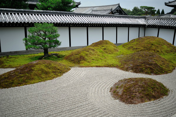 南院西边的假山代表五山,表现人间仙境(东福寺方丈南庭)